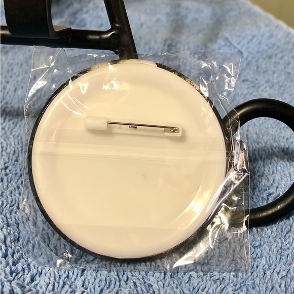 Resident Evil Leon and Ada Badge/Pin - Picture 2 of 2